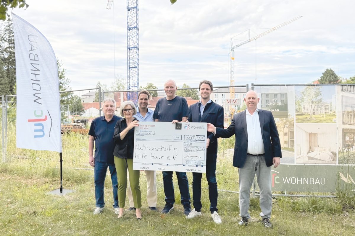 Scheckübergabe der MFC Wohnbau an die Nachbarschaftshilfe Haar über 5.000 Euro zur Förderung sozialer Projekte und Angebote.