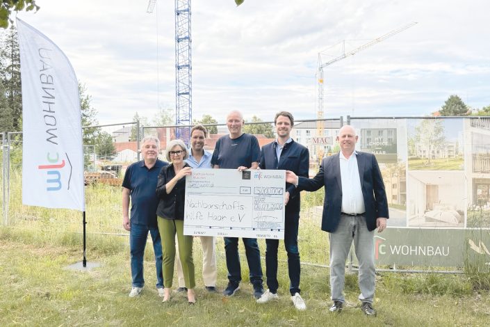 Scheckübergabe der MFC Wohnbau an die Nachbarschaftshilfe Haar über 5.000 Euro zur Förderung sozialer Projekte und Angebote.