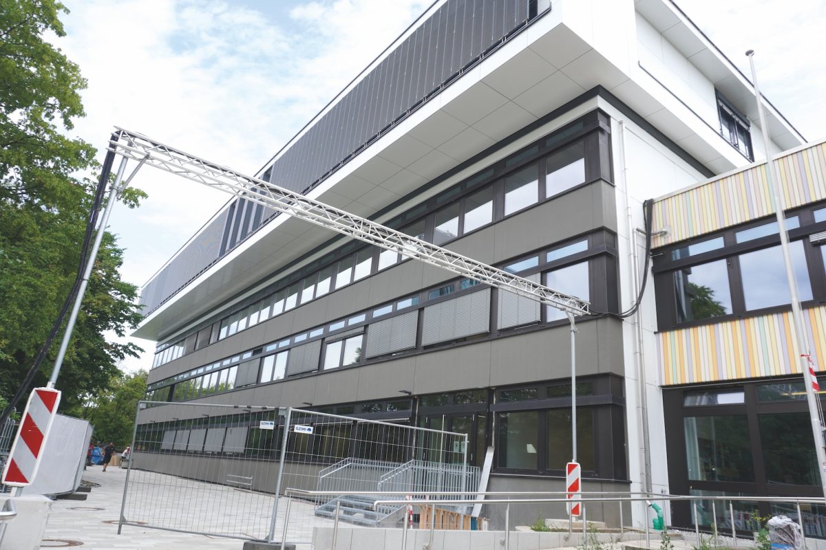 Neu sanierter Gebäudetrakt des Ernst-Mach-Gymnasiums in Haar mit aufgestocktem Obergeschoss und moderner Fassadengestaltung während der Bauphase