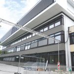 Neu sanierter Gebäudetrakt des Ernst-Mach-Gymnasiums in Haar mit aufgestocktem Obergeschoss und moderner Fassadengestaltung während der Bauphase