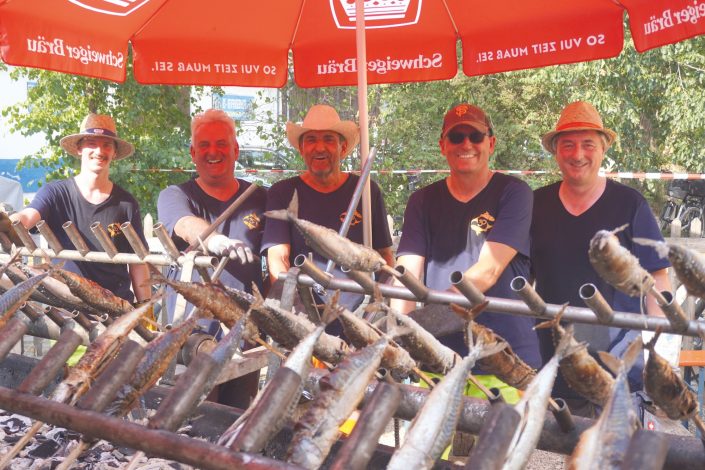 Grillmeister der BVO bereiten beim traditionellen Makrelenessen in Ottendichl zahlreiche Makrelen auf einer Spezialkonstruktion zu.
