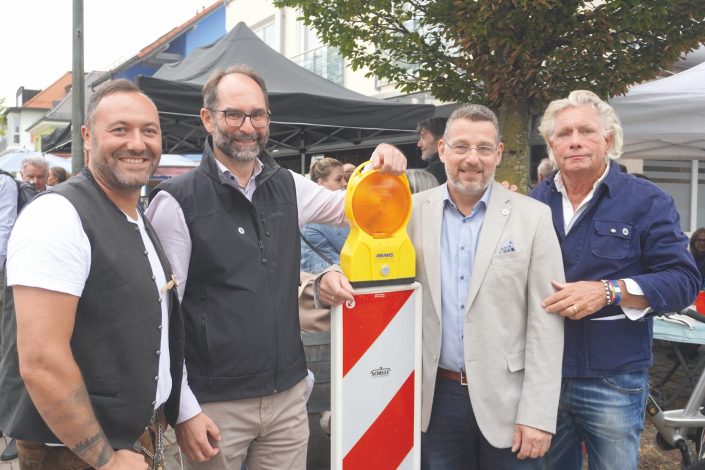 Gewerbeverband Haar-Trudering beim Baustellen-Feierabend in der Leibstraße Haar vor einer Baustellenabsperrung.