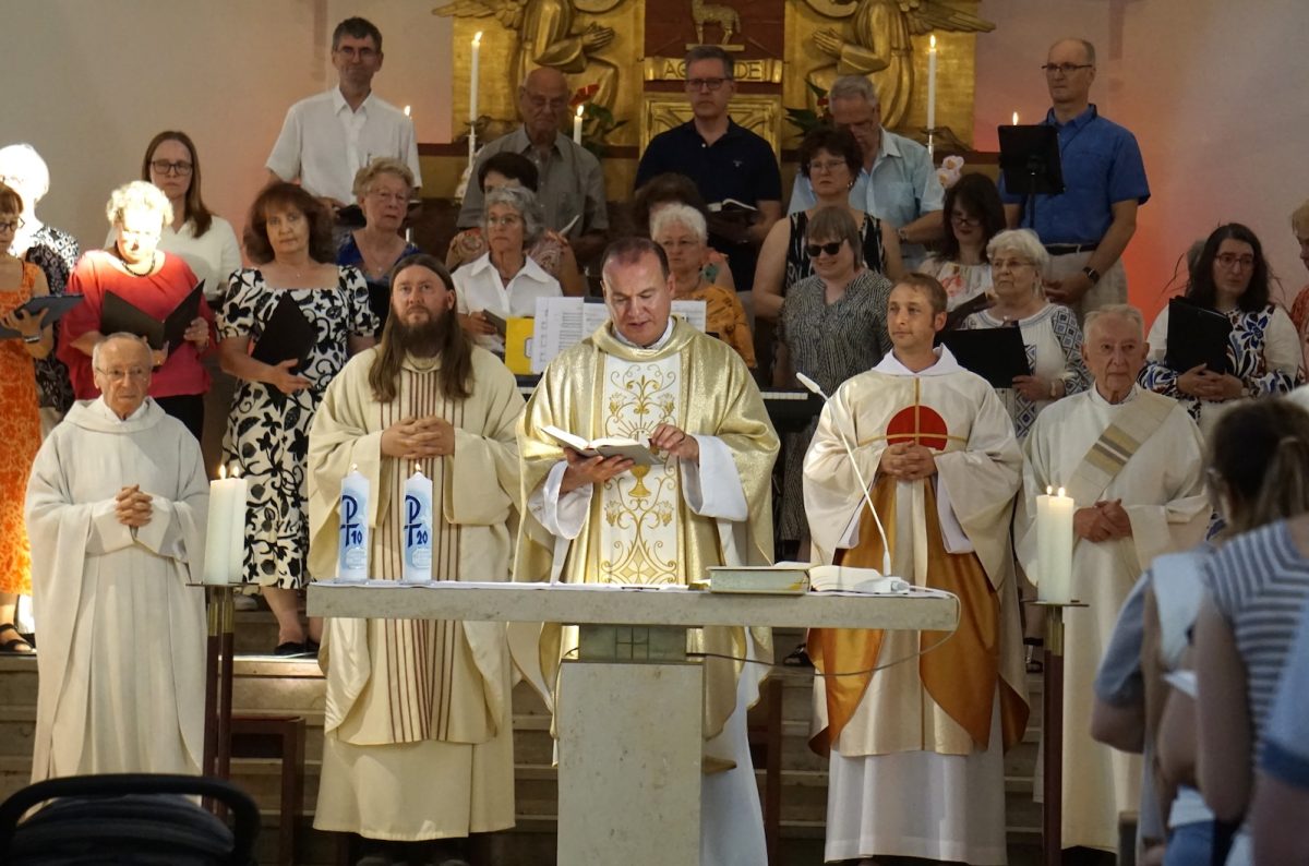Festgottesdienst zum Priesterjubiläum in St. Konrad Haar mit den jubelnden Patres vor dem Altar und Kirchenchor im Hintergrund.