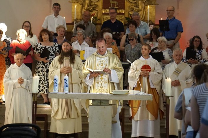 Festgottesdienst zum Priesterjubiläum in St. Konrad Haar mit den jubelnden Patres vor dem Altar und Kirchenchor im Hintergrund.