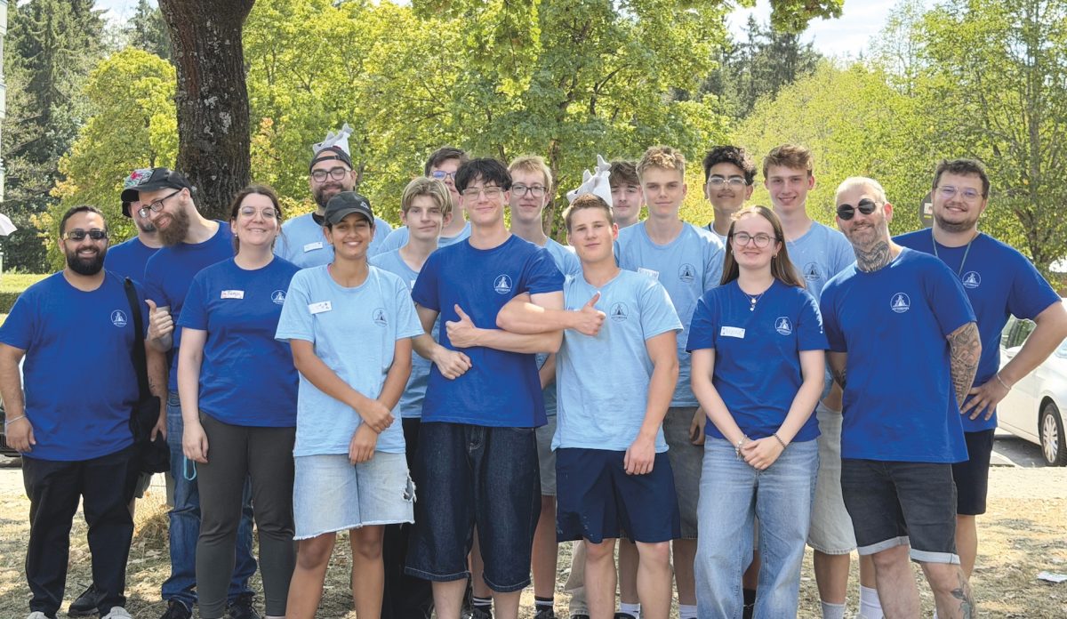 Helferteam des DINO Kids beim Hüttenbauen 2026 auf dem Gelände des ehemaligen Baseballfeldes in Haar.