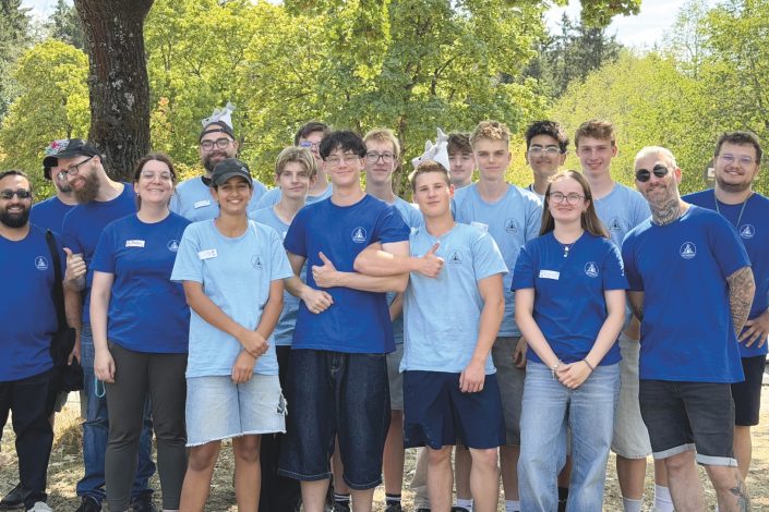 Helferteam des DINO Kids beim Hüttenbauen 2026 auf dem Gelände des ehemaligen Baseballfeldes in Haar.