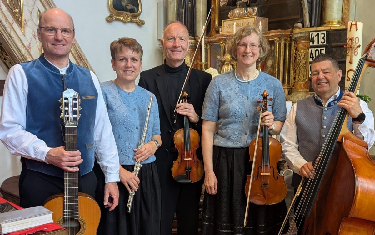 Mitglieder der d'Salmdorfer Stubenmusi mit Gitarre, Querflöte, Geige, Bratsche und Kontrabass in der Kirche Mariä Himmelfahrt in Salmdorf.