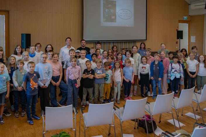 Haarer Sommer-Leseclub: Kinder und Jugendliche feiern den erfolgreichen Abschluss des Leseprojekts in der Stadtbücherei Haar.